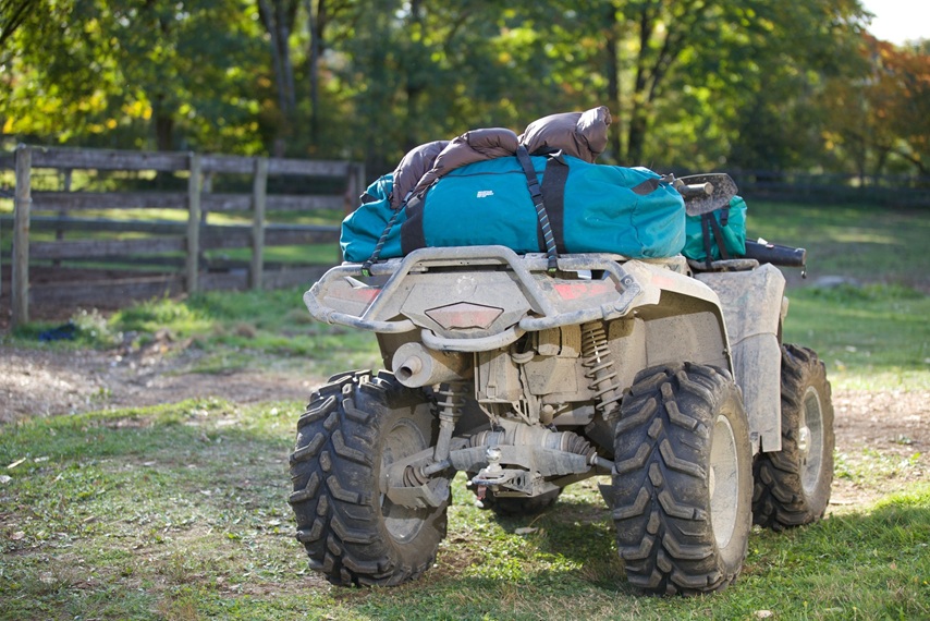 ATVに積まれた荷物とストラップ