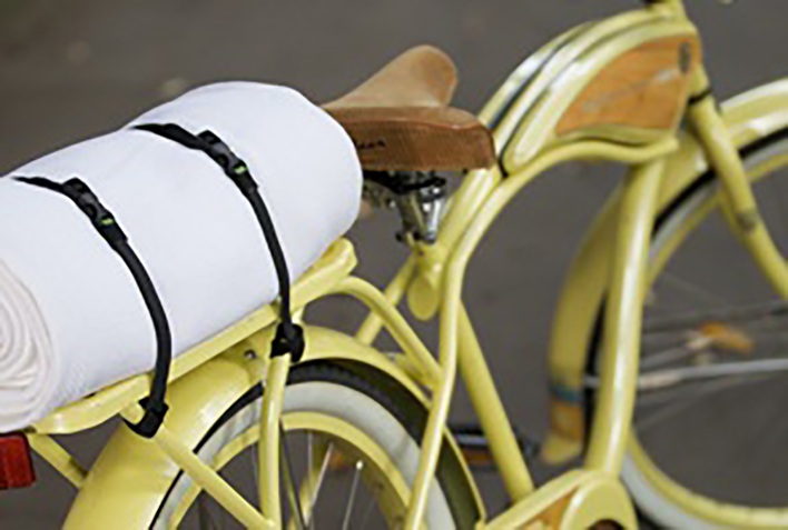 自転車の荷台に固定された荷物