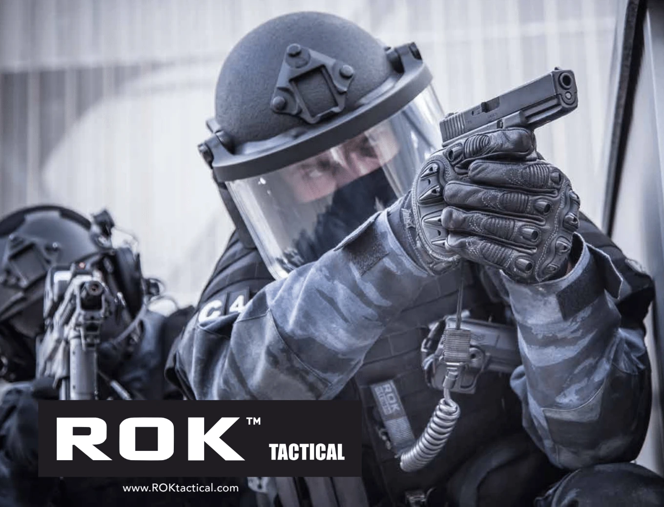 ROK TACTICALストラップと防護装備を着用した人物